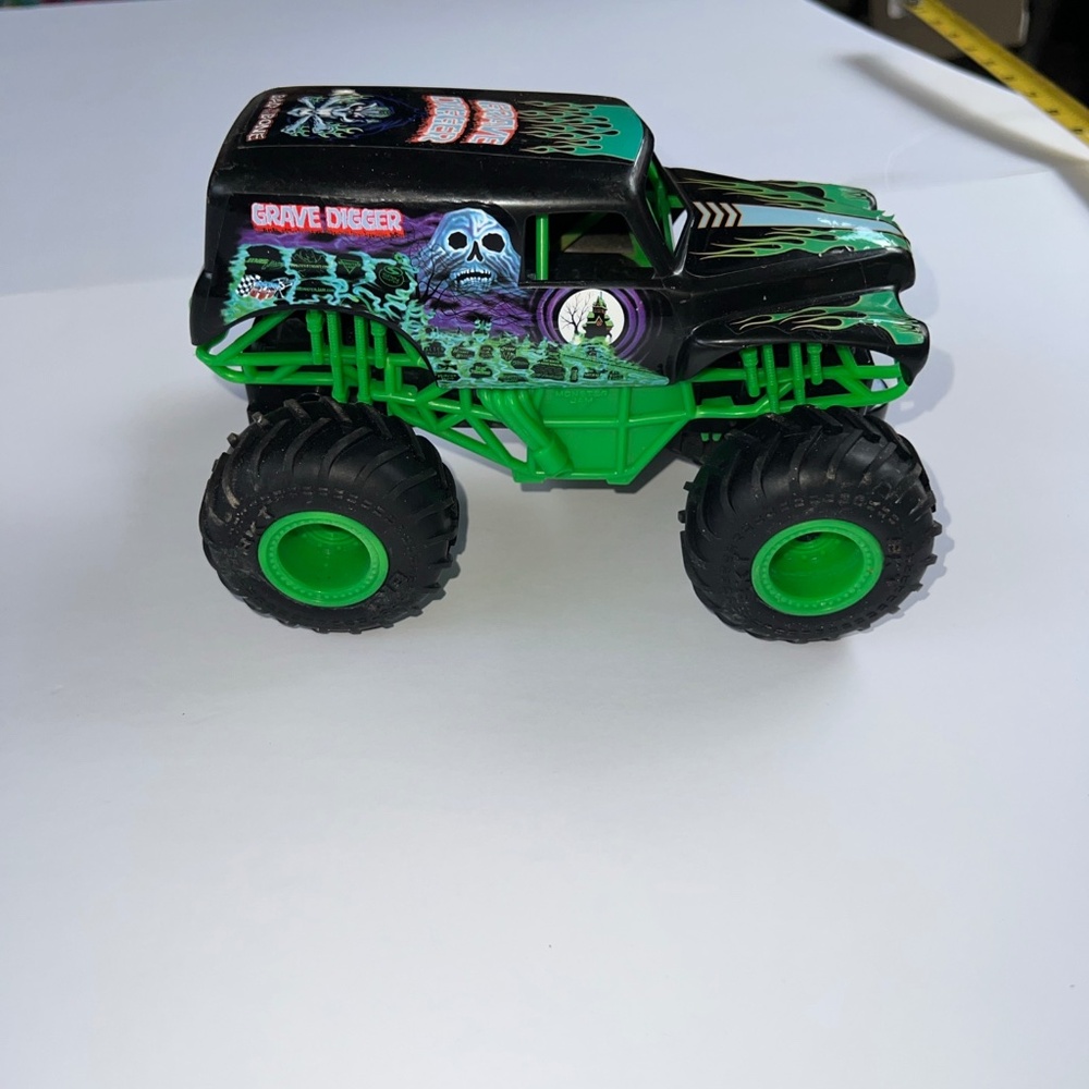 Hot Wheels Monster Truck 1:64 Diecast Vehicle - (FYJ44)